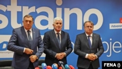 Milorad Dodik (lijevo), Nermin Nikšić (desno) i Dragan Čović (u sredini), predstavnici stranaka iz koalicije koja čini državnu vlast u Bosni i Hercegovini. 