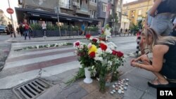 Граждани оставят цветя на пешеходната пътека на ул. "Гурко", където загина 15-годишно момче.