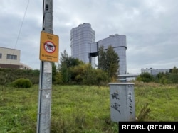 Некогашната зграда на Вагнер од далечина.