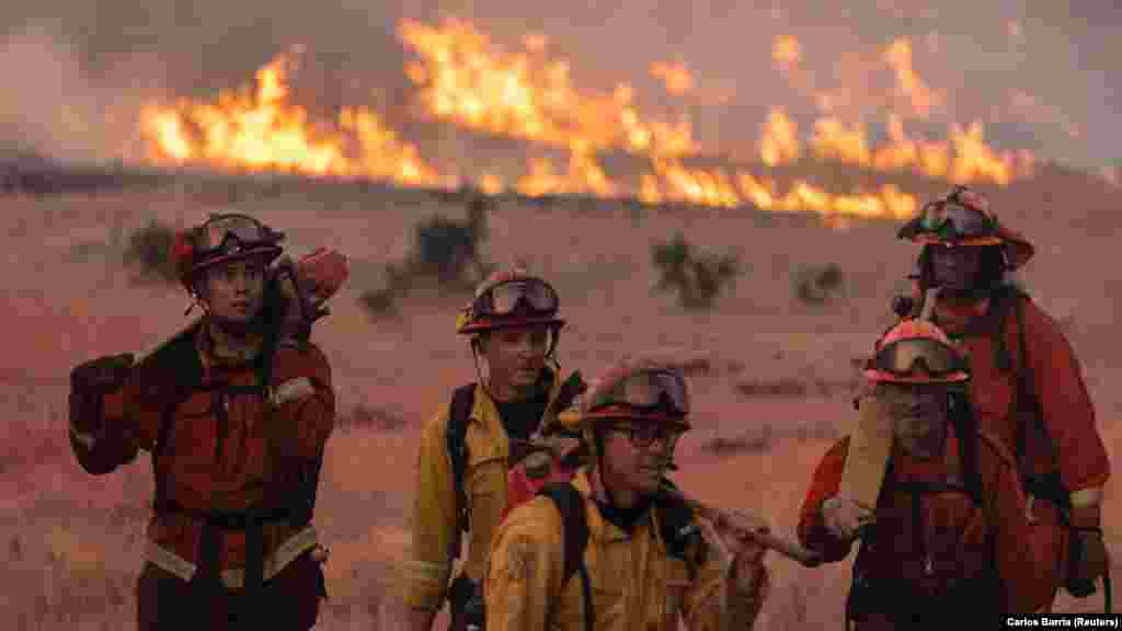 A július elején kitört Thompson-erdőtűzzel küzdő tűzoltók a kaliforniai Oroville közelében. Kalifornia nagy részén hőségriadó van érvényben. Oroville-ben a hőmérséklet napok óta 40 Celsius-fok felett van, ami az alacsony páratartalommal együtt hozzájárulhat a tűz fokozott aktivitásához.&nbsp;Az előrejelzések szerint a jövő hét elejéig egyes területeken 47 Celsius-fokos hőmérséklet várható