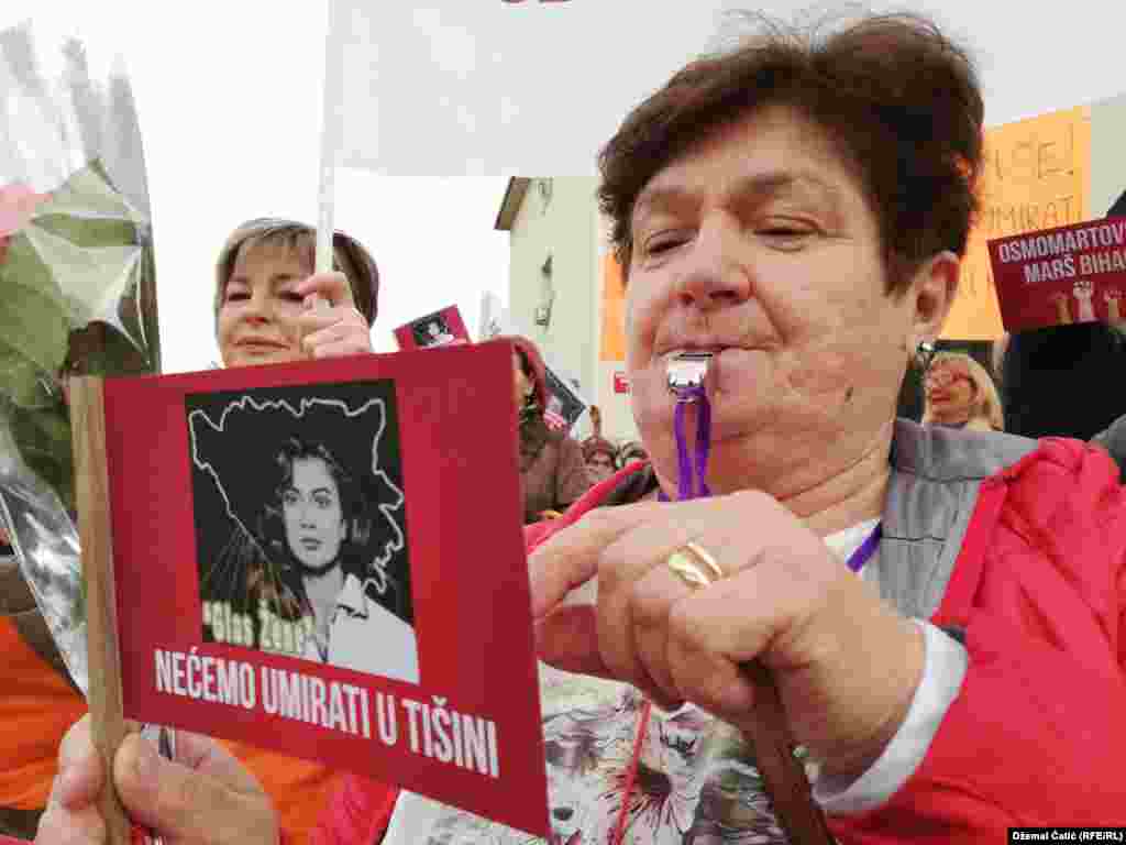 &quot;Da ukažemo kako se krše ženska ljudska prava, kako žene trpe porodično nasilje, nasilje na radnom mjestu, diskriminaciju na radnom mjestu, kroz institucije, što je najteži oblik nasilja&quot;, rekla je Raković.