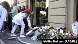 Građani polažu cvijeće na mjestu pogibije