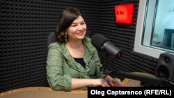 Poeta Lena Chilari, în studioul Europei Libere, în timpul înregistrării podcastului „Laboratorul Social”.