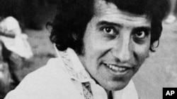 Виктор Хара, полулярен фолклорен певец в Чили, убит от режима на Аугусто Пиночет.