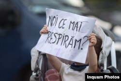 Unul dintre cei mai tineri participanți la Marșul pentru oprirea combustibililor fosili întreabă ,,noi ce mai respirăm?”. Generația sa va trebui să trăiască cu consecințele exploatării combustibililor fosili.