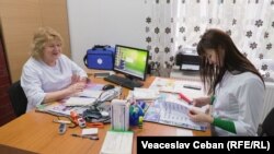 Studiul arată că medicii de familie au un nivel mediu de empatie, cei mai empatici fiind cei tineri. În imagine: medicii de familie Elena Mihailov și Parascovia Luța de la Centrul de Sănătate Scoreni. 