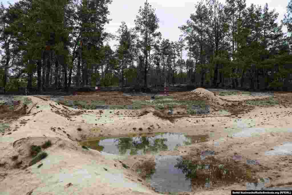 Fotografia e parë: Një gropë e madhe e shkaktuar nga një bombë ajrore në periferi të Teterivskes. Fotografia e dytë: Ajo çfarë ka mbetur nga i njëjti vend. Mjetet shpërthyese në disa zona përreth Teterivskes ende nuk janë larguar nga xhenierët.