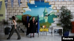 Žene na glasačkom mjestu u Atini, 9. juni 2024.