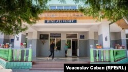 Intrarea în gimnaziul „A. Popovici” din satul Boghenii Noi, Ungheni.