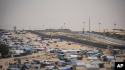 Palestinci koji su raseljeni zbog izraelske vazdušne i kopnene ofanzive na Pojas Gaze, prolaze improvizovanim kampom u Rafahu, na granici sa Egiptom, 10. maja 2024.