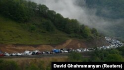 Kocsisor Örményország felé Hegyi-Karabahban 2023. szeptember 25-én