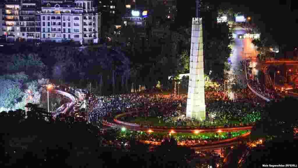 Békés tüntetők a tbiliszi Hősök terén. A május 1-jei tüntetésre &ndash; az egyik legnagyobbra, amelyet az ország valaha látott &ndash; azután került sor, hogy a törvényjavaslat második olvasata is továbbjutott a parlamentben