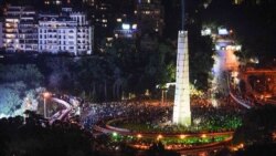 Мускулистые «ребята» против демонстрантов