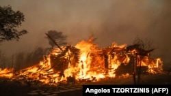 Kuća u plamenu u selu Varnavas kod Atine, 11. avgust 2024.