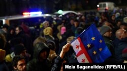 აქცია პარლამენტთან, მონაწილეები ე.წ. უცხოეთის აგენტების კანონპროექტების განხილვას აპროტესტებენ. 2023 წლის 2 მარტი.