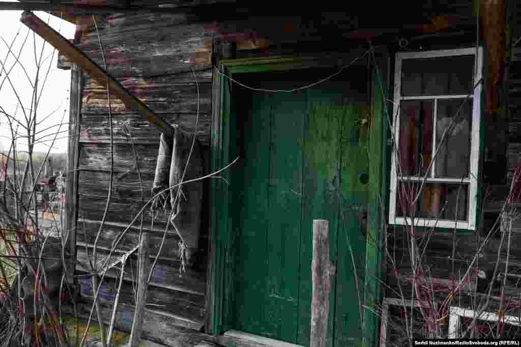 Fotografia e parë: Një zëdhënës i ushtrisë ukrainase duke bërë përpjekje për ta bindur Valentynin, banor 82-vjeçar i Teterivskes, për t&#39;u larguar nga shtëpia e tij, teksa artileria ruse nisi granatimin e fshatit. Fotografia e dytë: Shtëpia e braktisur e Valentynit. Pas evakuimit nga Teterivske, i moshuari ka vdekur paqësisht, i rrethuar nga familjarë. Shtëpia e tij tani po rinovohet.