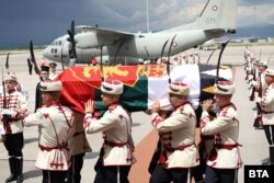 Пренасянето на ковчега от гвардейци