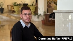 Eron Krasniqi, një djalë i ri i komunitetit ashkali ëndërron të bëhet floktar dhe të ketë një studio në vendlindjen e tij në Mitrovicën e Jugut, Kosovë.