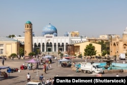 Ghicitul este, de asemenea, interzis de Islam, la care aderă majoritatea covârșitoare a celor aproximativ 10 milioane de cetățeni ai Tadjikistanului.