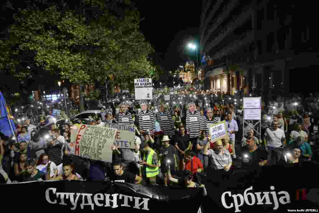 Na čelu protestne kolone bili su veliki transparenti &quot;Srbija protiv nasilja&quot; i &quot;Studenti protiv nasilja&quot;, dok su okupljeni nosili i transparente &quot;Sve je po zakonu&quot; i &quot;Režimski Emiter Mržnje&quot;. &nbsp;