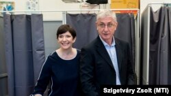Dobrev Klára és Gyurcsány Ferenc leadja szavazatát az önkormányzati és európai parlamenti választásokon 2024. június 9-én
