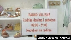 Većini trgovina u Crnoj Gori je od 2019. zabranjen rad nedjeljom. Natpis na jednom od butika u Starom gradu, Budva, 9.maj 2024.godine