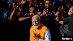 Нарендра Моди ги поздравува поддржувачите во Ахмедабад, Индија 7 мај 2024 година