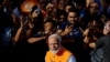 Narendra Modi pozdravlja pristalice u Ahmedabadu, Indija, 7. maja 2024.