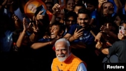 Narendra Modi pozdravlja pristalice u Ahmedabadu, Indija, 7. maja 2024.