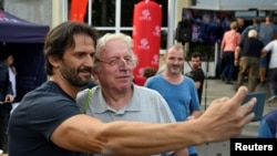 Bivši ministar unutrašnjih poslova Slovačke Robert Kalinak slika se s pristalicama na dan predizbornog skupa stranke SMER-SSD, uoči prijevremenih parlamentarnih izbora u Slovačkoj, Banovce nad Bebravou, Slovačka, 14. septembra 2023.