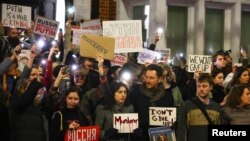 Хората протестират пред руското посолство в Лондон, Великобритания, след смъртта на руския опозиционен лидер Алексей Навални, 16 февруари 2024 г.