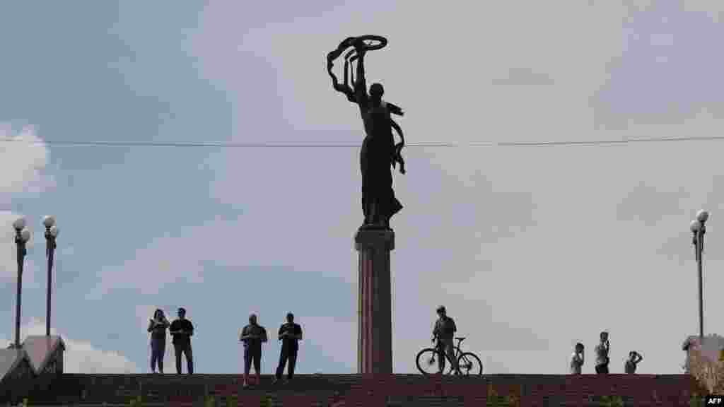 Helyiek figyelik, ahogy a víz emelkedik és elönti előbb a herszoni külterületeket, majd a várost. A helyi beszámolók szerint van, aki bízik abban, hogy a víz visszahúzódik, bár a gát pusztulása már teljesen biztos. Több mentős arra panaszkodik, hogy főleg az idősebbek nem akarnak elmenni