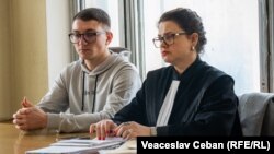 Marin Pavlescu și avocata sa, Doina Străisteanu, la ședința de judecată din noiembrie 2023 împotriva ministerului Apărării și a Brigăzii nr. 2, în care acesta își îndeplinea serviciul militar.