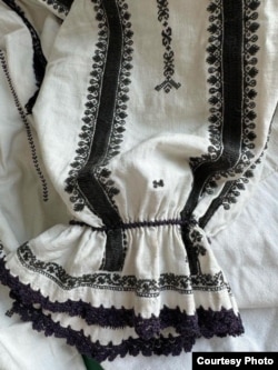 Straja poate fi observată în partea de jos a mânecii, fiind un model atipic.