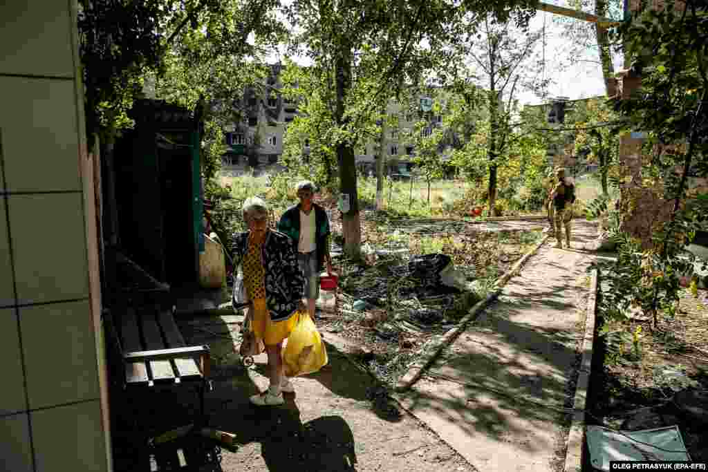 Mještani čekaju u redu za vodu i hranu, 16. juli.