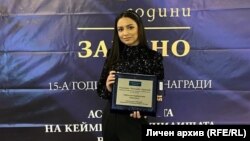 Димитрия Хаджиева на миналогодишната церемония на Асоциацията на Кеймбридж училищата с грамота за второ място "Учител на годината" по английски език