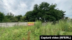 Anunț imobiliar pe gardul Fabricii de pulberi Făgăraș.