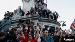 Ljudi na trgu Place de la Republique u Parizu nakon objave prvih procjena izlaznih anketa drugog kruga vanrednih parlamentarnih izbora, Francuska, 7. jula 2024.