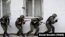 Служителки в затворa Нижни Тагил, Русия, по време на обучение на командоси през 2015 г.