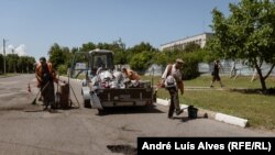 Никопол е обстрелван почти ежедневно от руските войски, разположени от другата страна на река Днепър