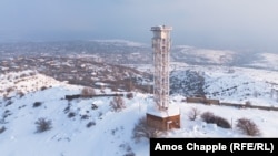 Телескопът включва позлатена параболична антена, която може да бъде издигната до върха на кулата със специализиран асансьор.