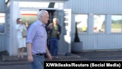 Osnivač WikiLeaksa Julian Assange hoda prema avionu u Londonu, Velika Britanija, 25. juna 2024.
