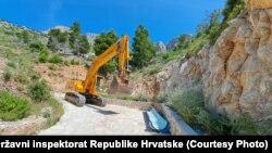 Bager u Vruji, 2. lipnja. Ova uvala bila jedan od bisera Jadrana.