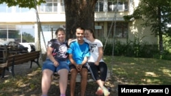 В двора има голяма люлка, на която младежите обичат да се забавляват заедно