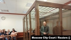 Vlagyimir Kara-Murza a moszkvai ítélethirdetésen, 2023. április 17-én