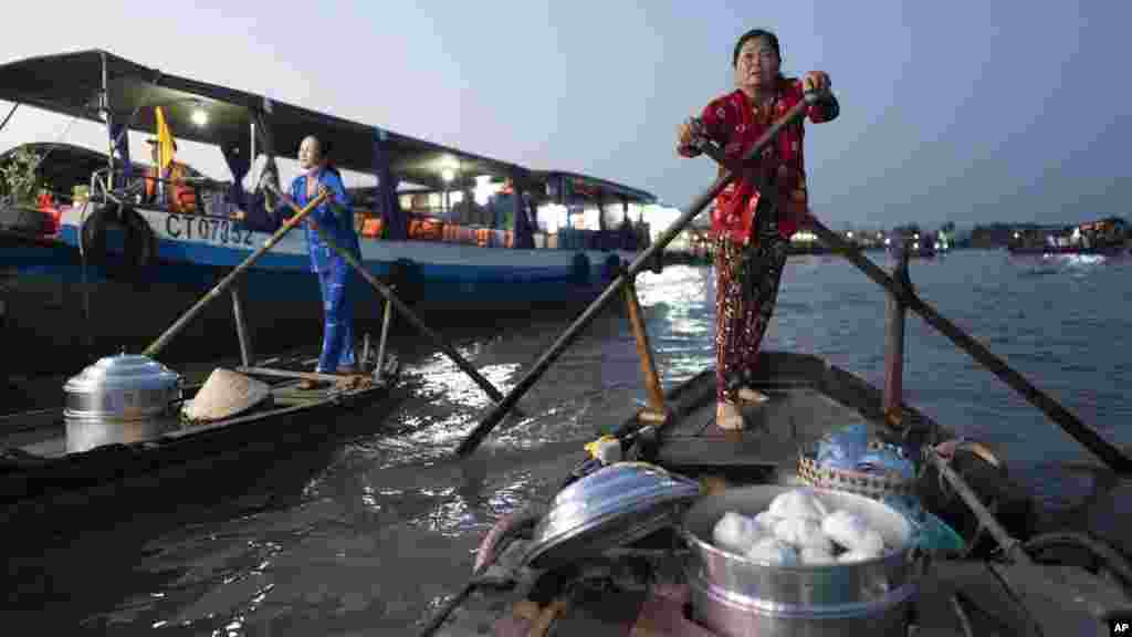 &bdquo;A viharok egyre erősebbek&rdquo; - meséli Thuy. Az esős évszakban a heves esőzések miatt a vizet vadul kell pumpálni, hogy a lakóhajója ne süllyedjen el. Az áradások arra kényszerítik, hogy a hajót egy nagyobb csatornába helyezze át, ami viszont a nagyobb hullámok miatt kockázatos&nbsp; &nbsp;