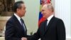 Presidenti rus, Vladimir Putin, dhe kryediplomati kinez, Wang Yi, gjatë një takimi në Moskë më 22 shkurt.