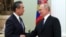 Presidenti rus, Vladimir Putin, dhe kryediplomati kinez, Wang Yi, gjatë një takimi në Moskë më 22 shkurt.