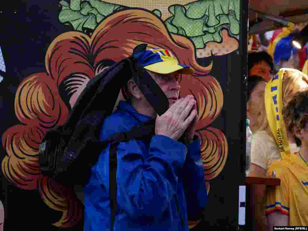 Codul portocaliu de vreme rea nu i-a speriat pe spectatori, care au rămas pentru a vedea meciul în aer liber.