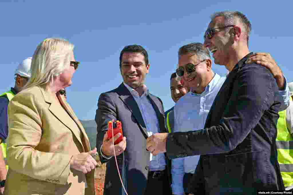 СЕВЕРНА МАКЕДОНИЈА -&nbsp;Ниту еден пенал нема платено државата на конзорциумот &bdquo;Бехтел и Енка&ldquo; за изградба на делниците од Коридорите 8 и 10Д, тврди првиот вицепремиер и координатор за изградбата на коридорите 8 и 10д Артан Груби.